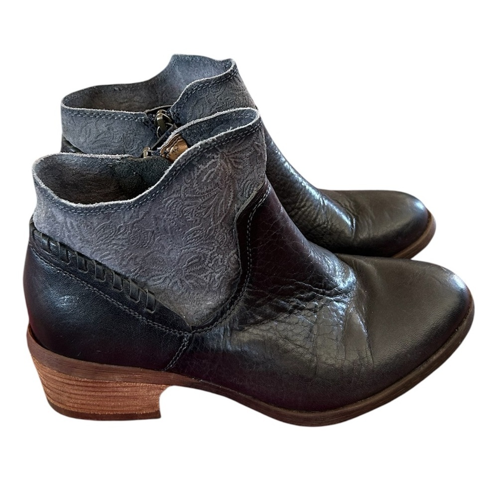 Comfortiva | Women’s black/grey leather side zip ankle boots embossed panels 8.5